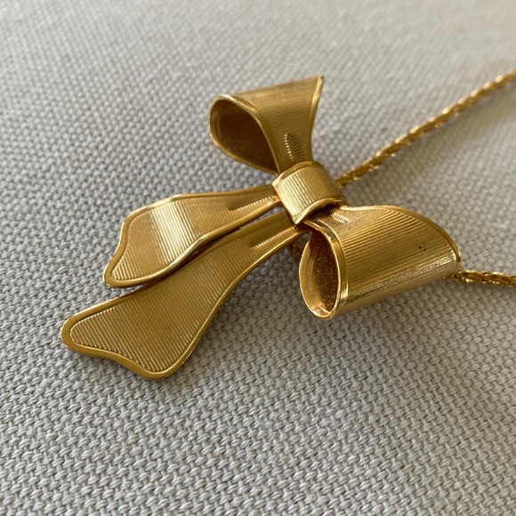 1980 Avon Brushed Goldtone Bow Necklace - Picture 4 of 10